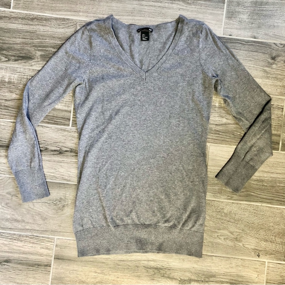 H&M Women’s Basics Grey V-Neck Fitted Long Sleeve Sweater - Small